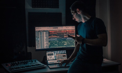 Los 10 Productores Musicales Famosos que han Revolucionado la Industria