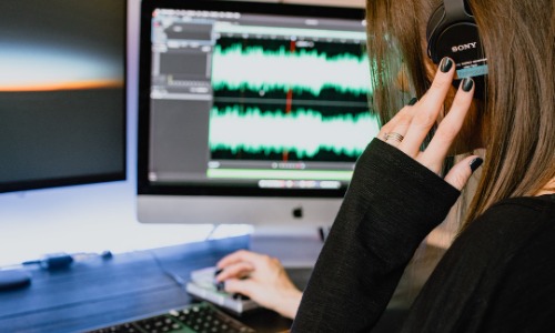 Hacer música: El arte de crear melodías y letras que cautivan al mundo