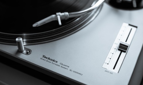 scuchar vinilos en un tocadiscos